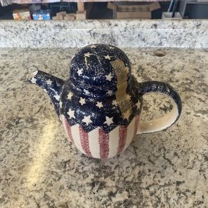 TEAPOT BY VIGOR INTL INC-AMERICANA STARS N STRIPES￼-7" TALL-EXCELLENT CONDITION!